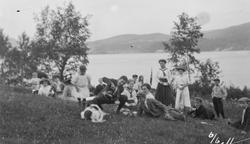 Familiebilde. 
Familien Holta på piknik.