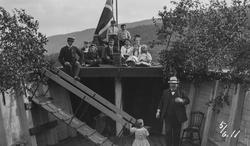 Familiebilde. Familien Holta, muligens ombord på en båt.