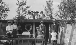 Familiebilde. Familien Holta muligens ombord i en båt med gr