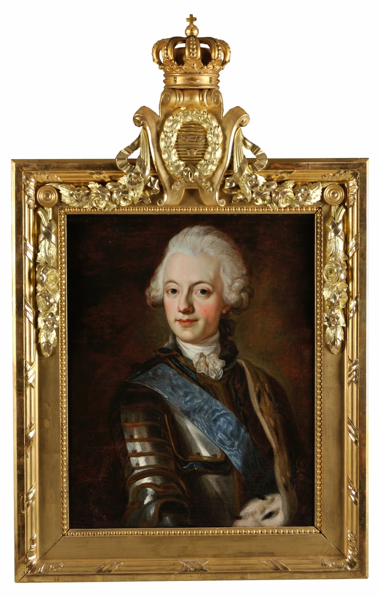 Porträtt av Gustaf III av Lorens Pasch d.y. Bröstbild, klädd i lamellharnesk, blått moaréband över bröstet, öppen hermelinbrämad kappa. Vit halsduk; gråvitt pudrat hår. Mörkbrun fond.
Montering/Ram: Förgylld ram i gustaviansk stil med lös krona.