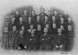 Gruppebilde, personer, klær, bygning.