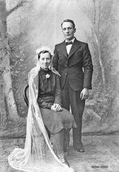 Brudebilde, brudepar, klær, stol.