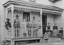 Bolighus, personer, stoler.