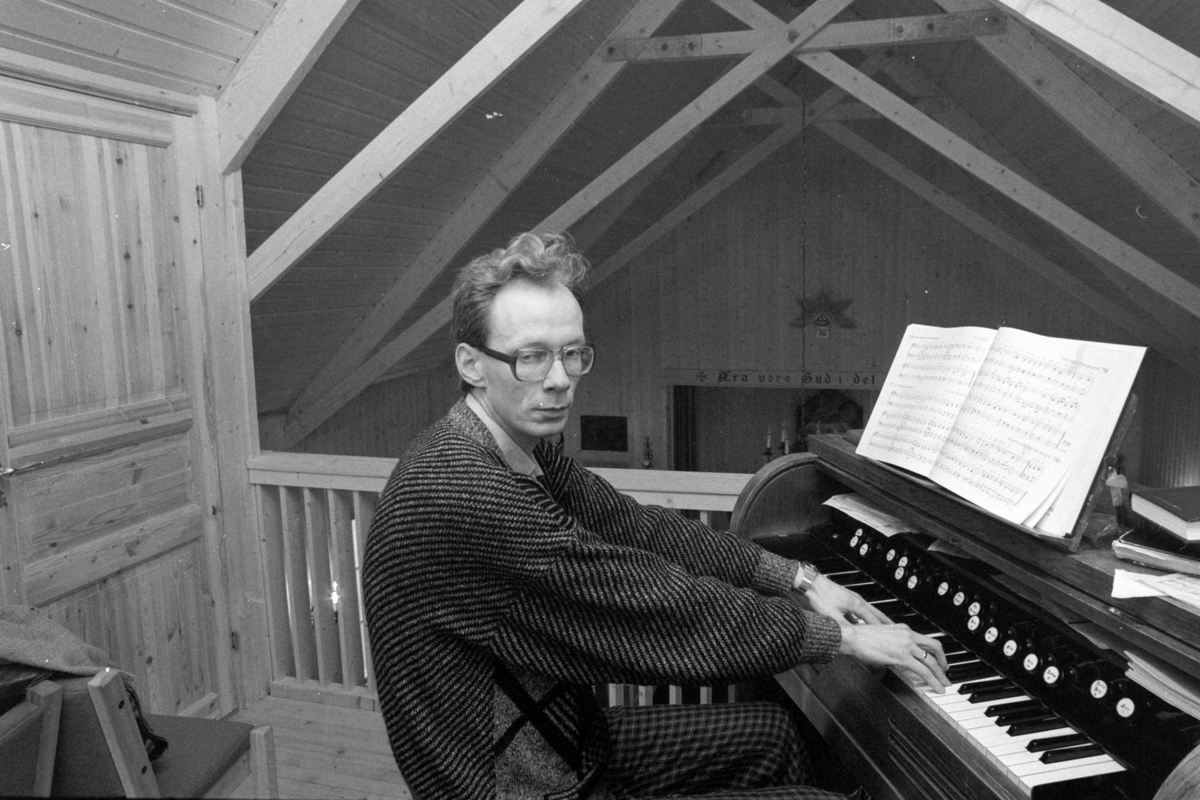 Lauritz Pettersen spiller på orgelet i Elgsnes kapell.