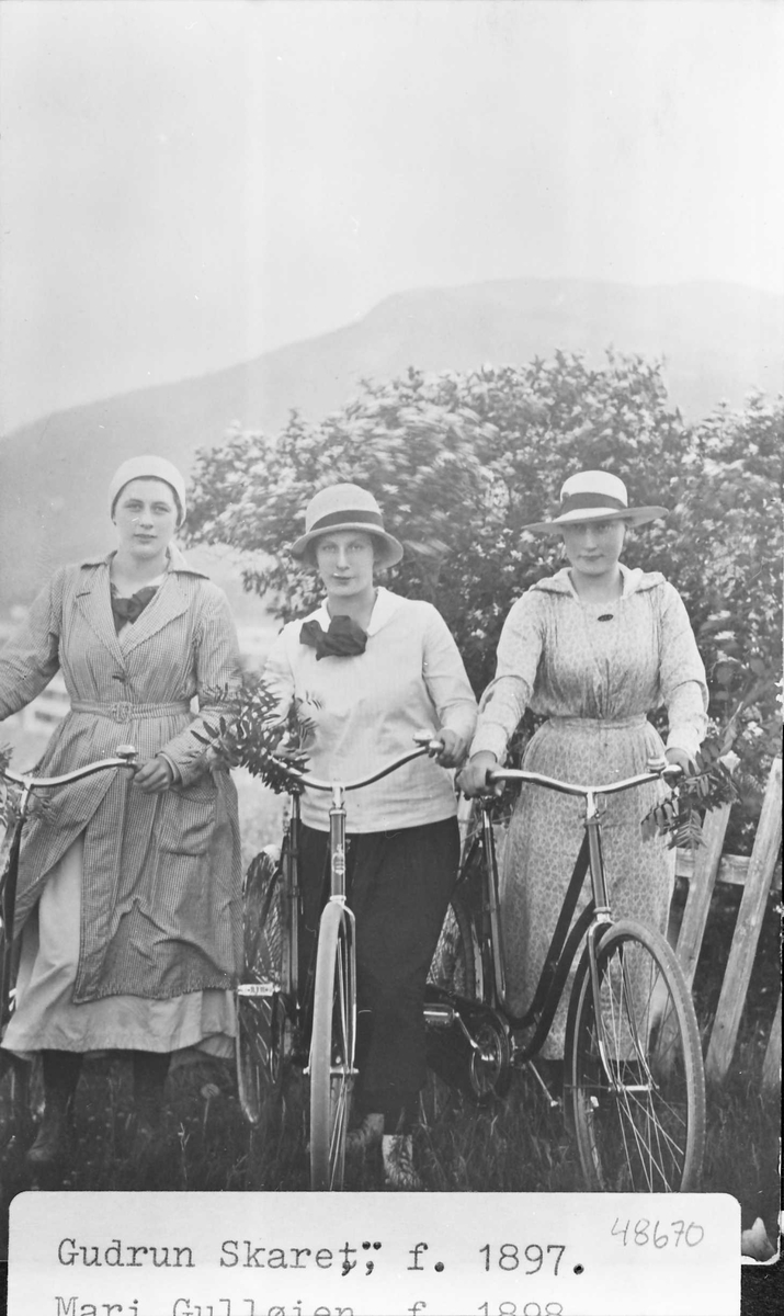 Tre kvinner med sykkel