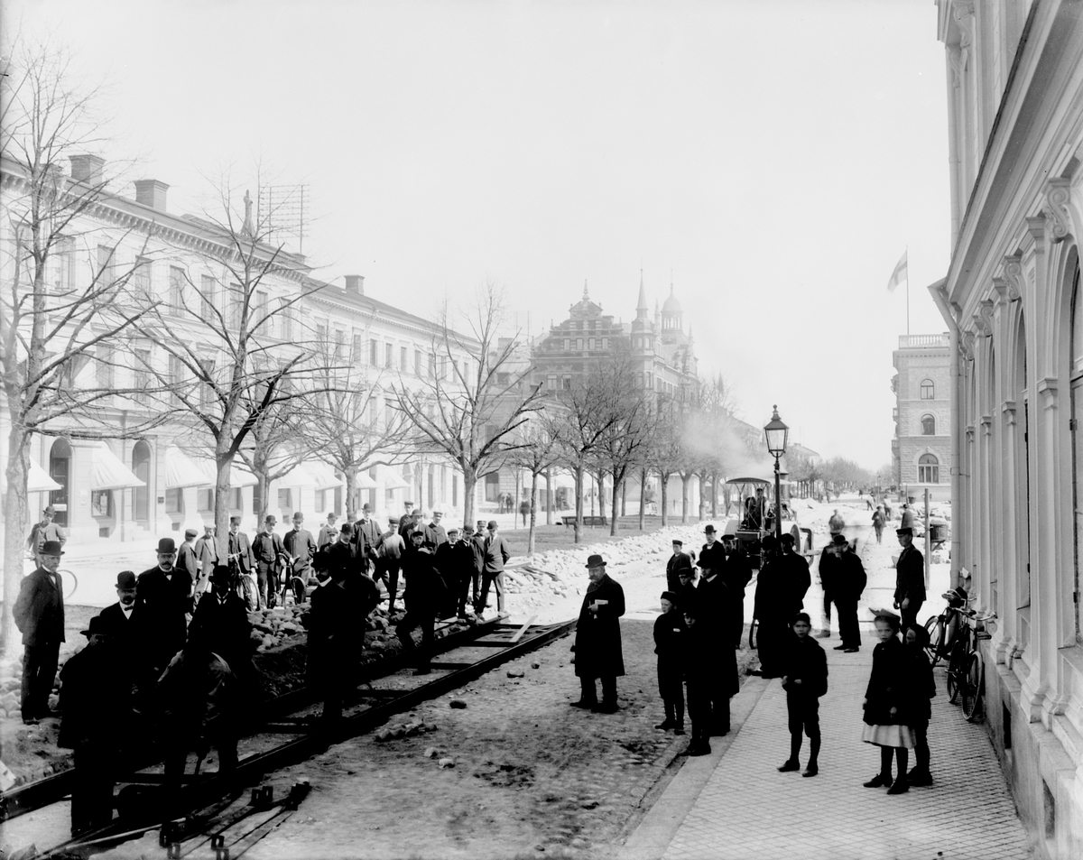 Nedläggning av spårvagnsräls på Nygatan. 1909 öppnades spårvägen i Gävle och anläggningen sköttes av elektricitetsverket.






