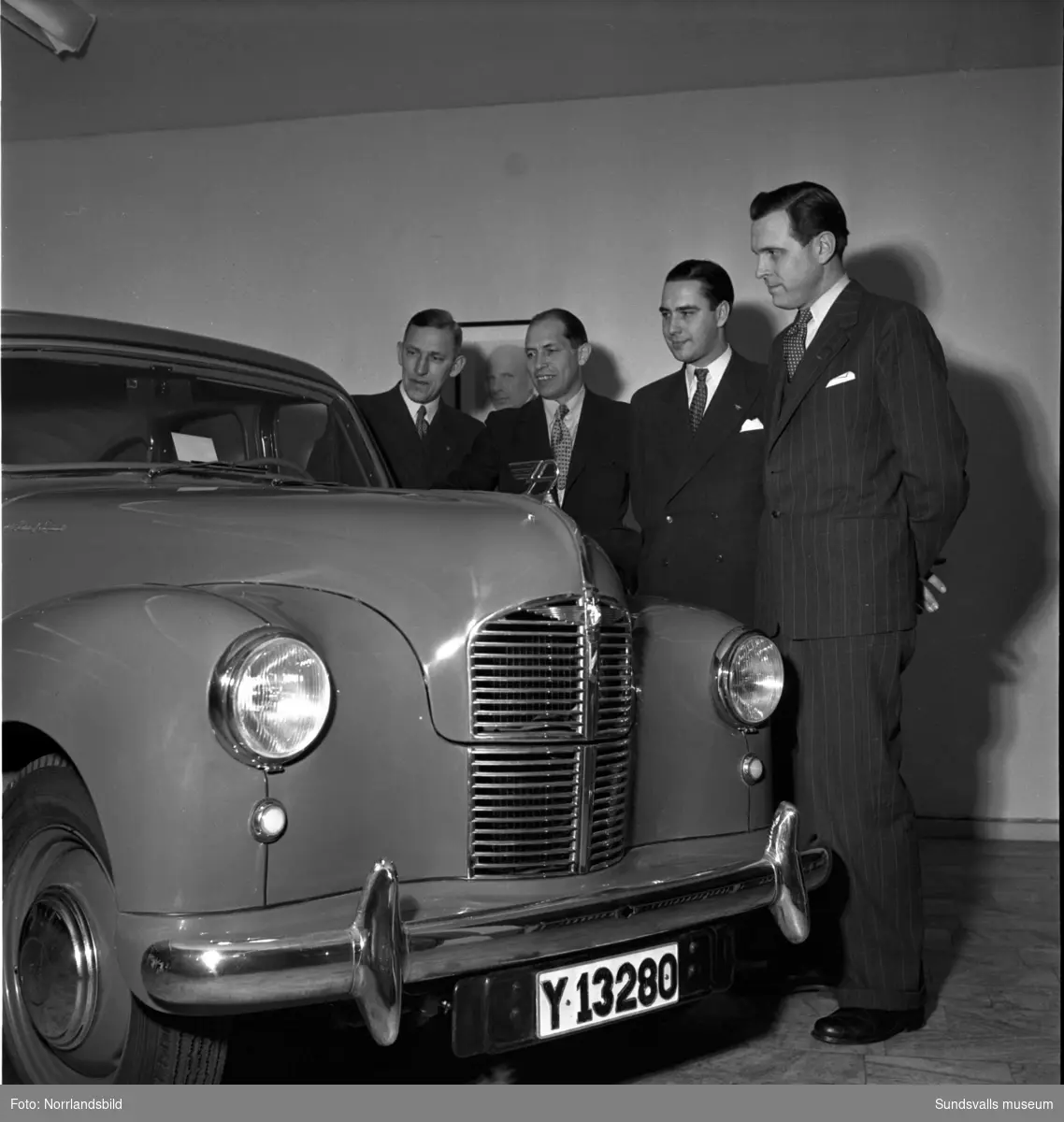 En Austin-bil lottades ut i Svenska skidspelens lotteri 1951.