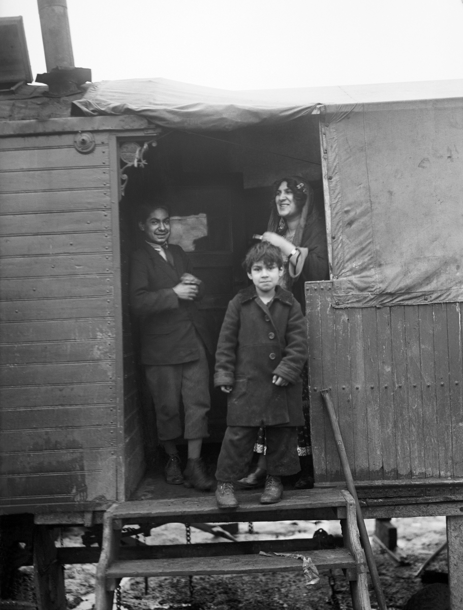 Romskt läger i Gröndal, Stockholm 1927. Två barn står på trappan till ...