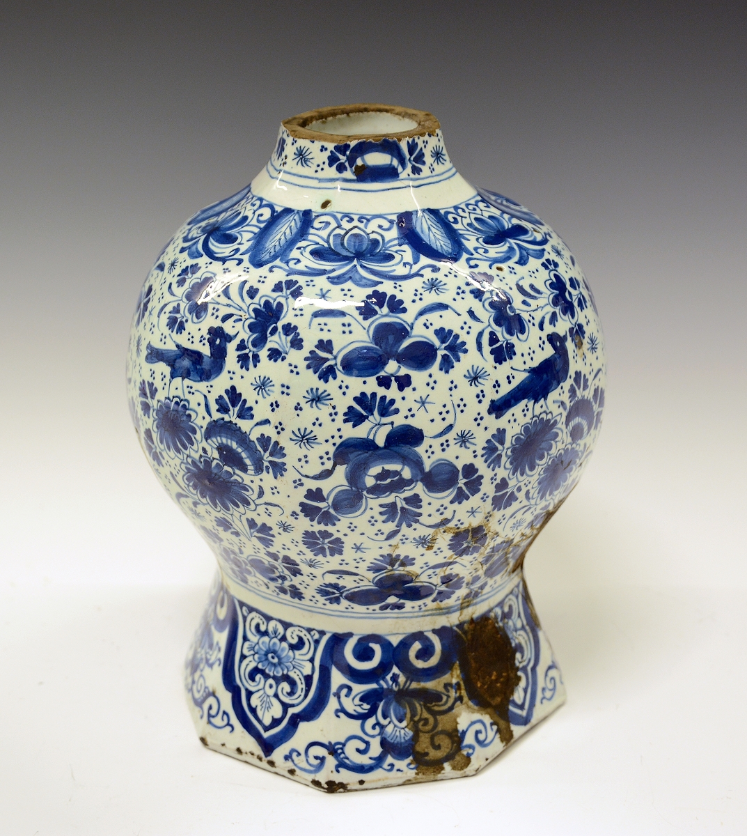 Blomster, fugler, innskrift.