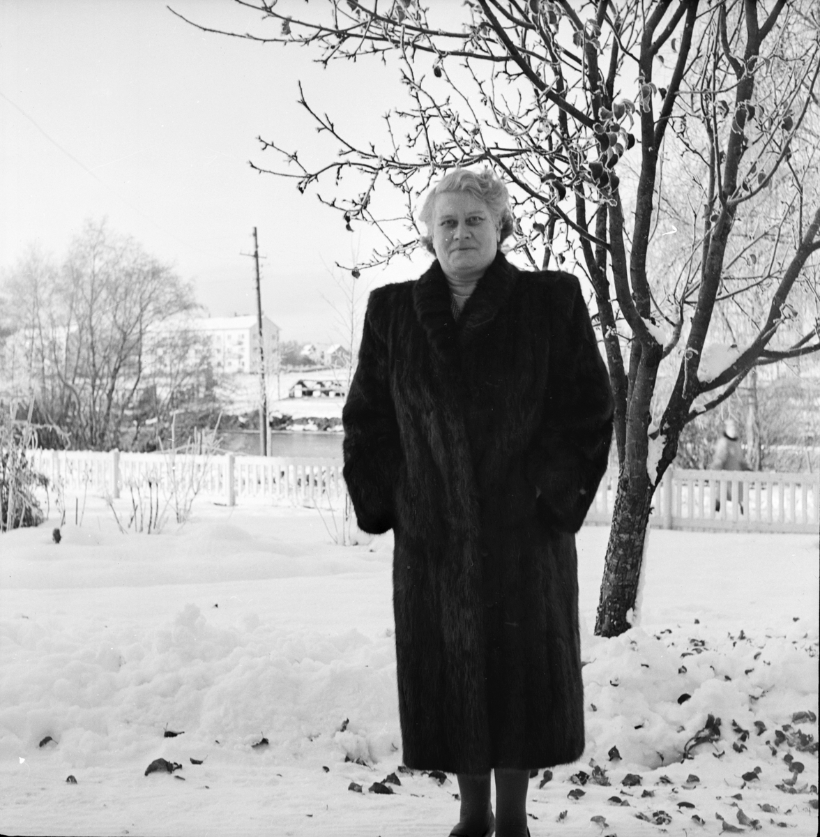 Ingeborg Pettersson på gårdsplanen med Gärdet i bakgrunden.