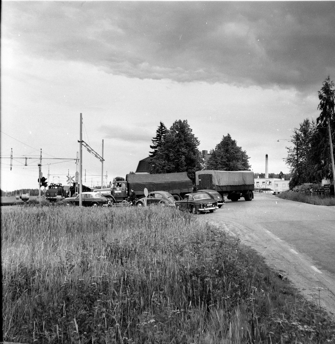 Järnvägskorsning vid Säversta, 8 Juli 1966.
På bilden en Volvo Amazon och en Volvo PV544.