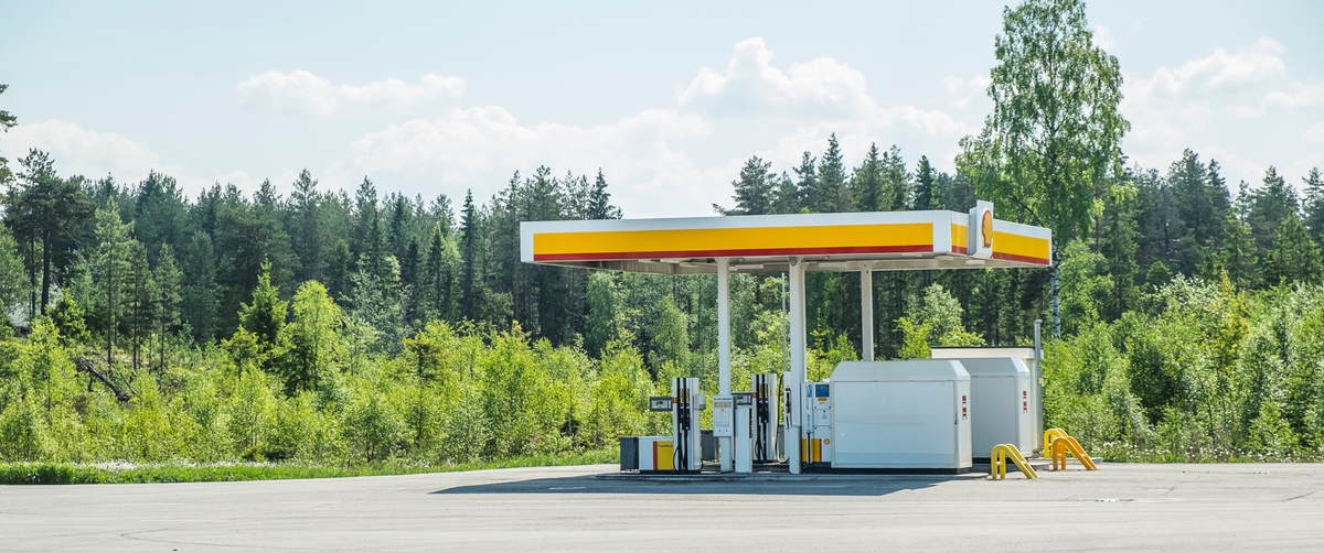 Shell bensinstasjon og Nebbenes Veikro Nord Østre Hurdalsvei Eidsvoll verk Eidsvoll. Bensinstasjonen og veikroen ligger på den nordgående siden av E6.