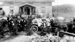 Mina Egelands begravelse, før gravferdsfølget drar til , Hov