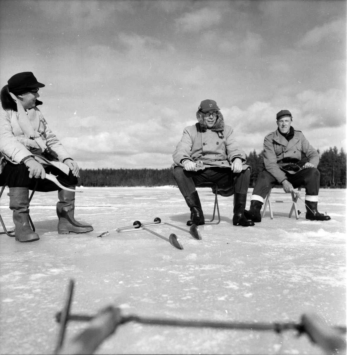 Hälsen,
Fiske på is,
S.Weit, Johan Svärd, P.W. Häger,
28 Mars 1961