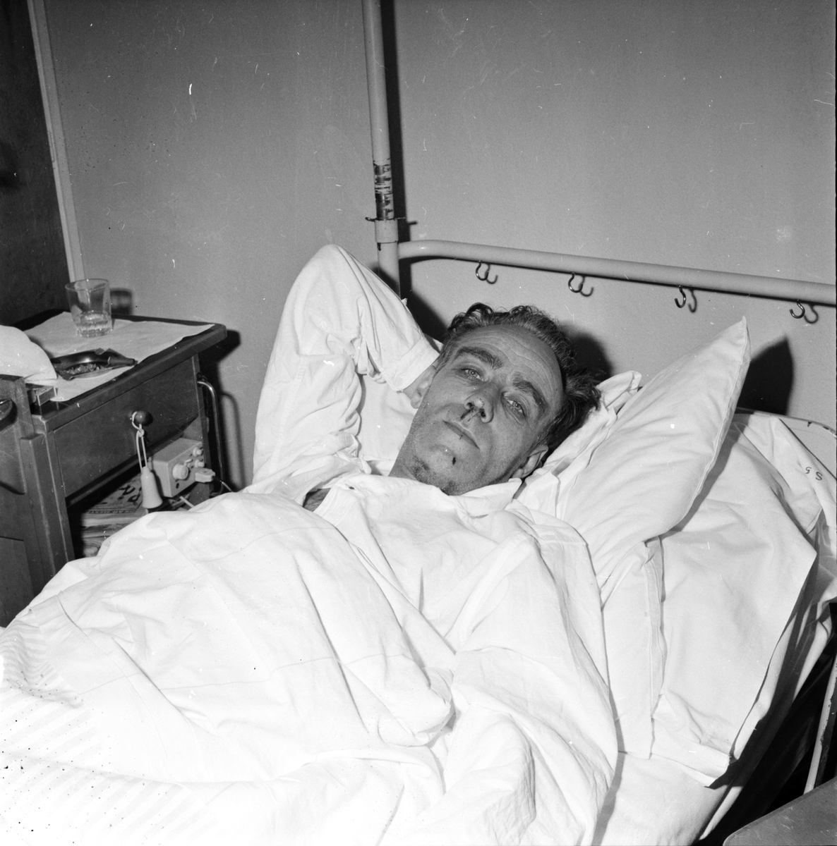Tolgerdt Karl-Erik, Säkerhetsing. Mölndal, 2 Mars 1964
Tolgerdt vårdas efter järnvägsolycka i Holmsveden då en rälsbuss körde in i ett stillastående tågset.