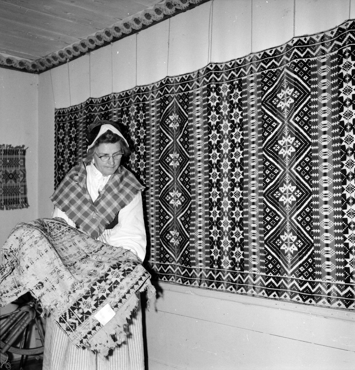 Vallsta,
Utställning av bonader i Hemslöjdsgården,
Eva Källgren,
1 Juli 1965