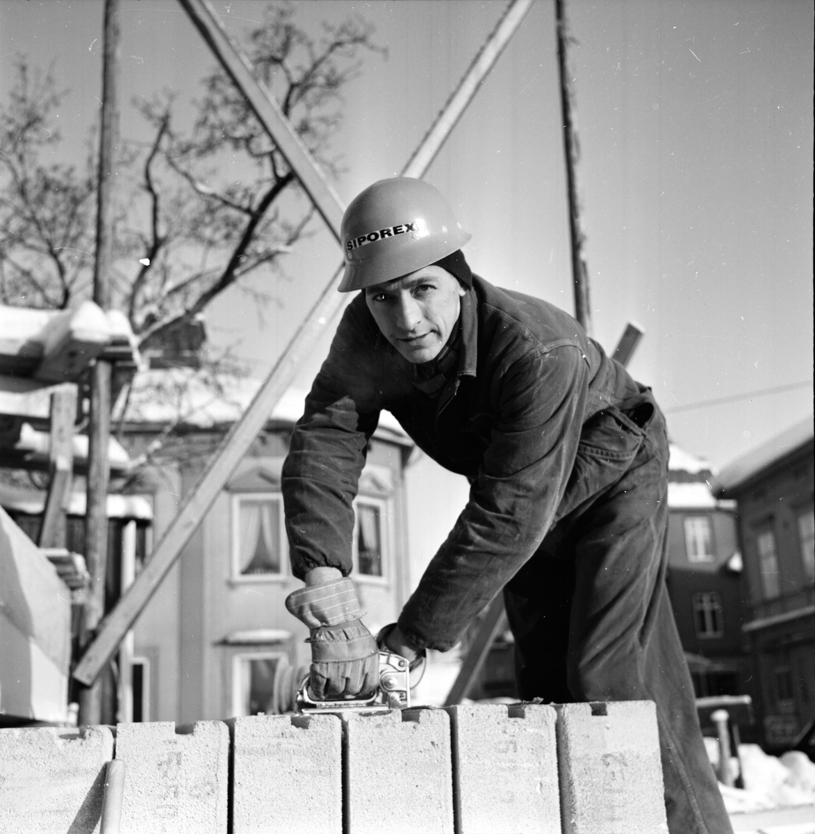 Kyliga arbetsplatser,
19 Jan 1966
Byggarbetare hanterar Siporexblock.
