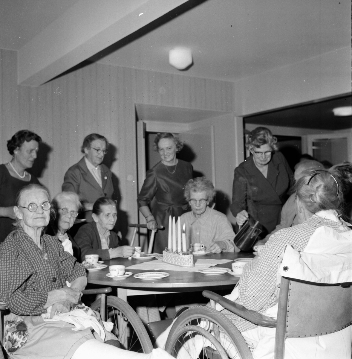 Röda Korset i Bollnäs bjuder sjuka  på kaffe.
3/12-1964