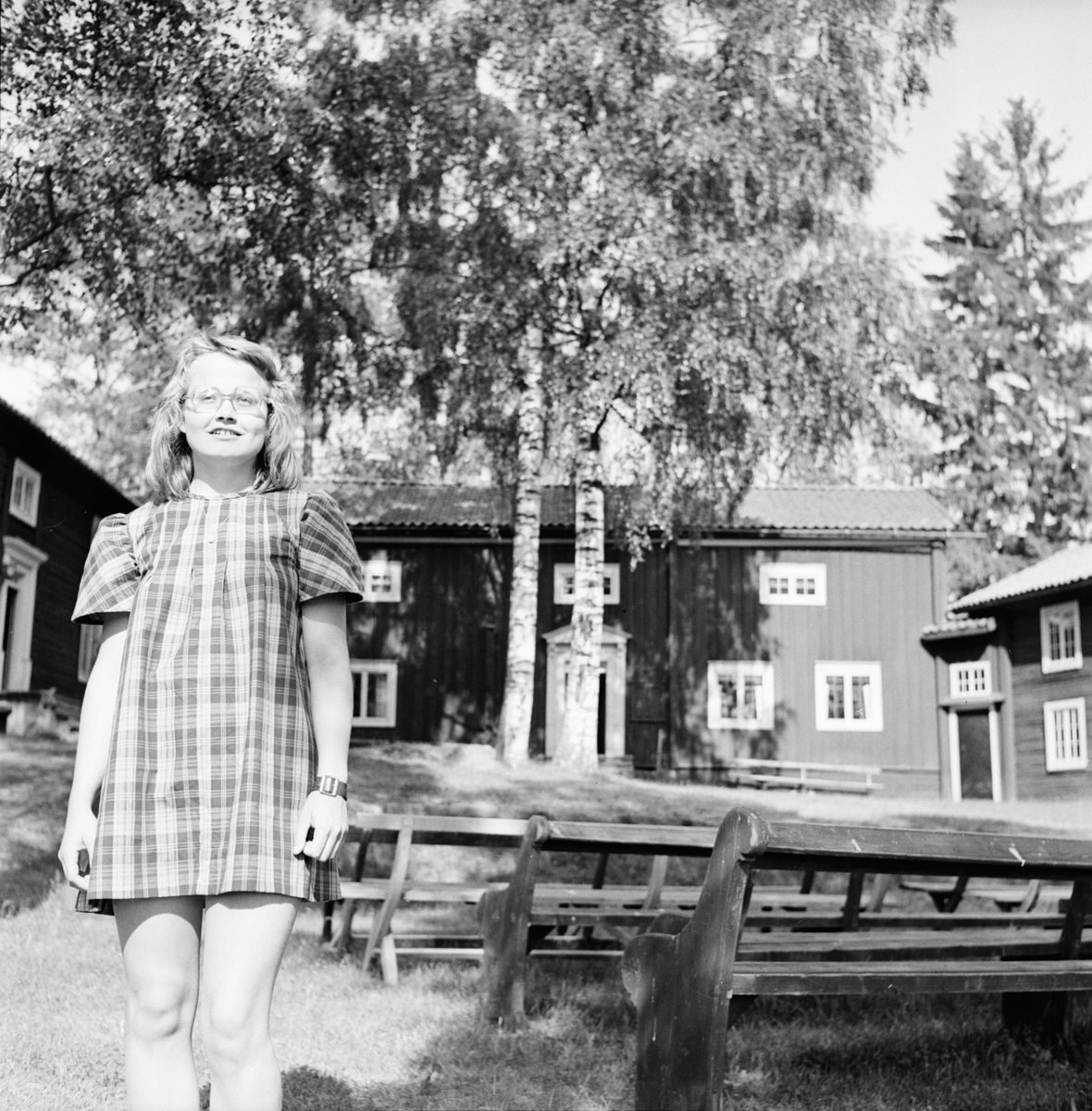 Turistbilder,
Arbrå, juni 1972
Marie Köhler str på gårdstunet vid Fornhemmet.