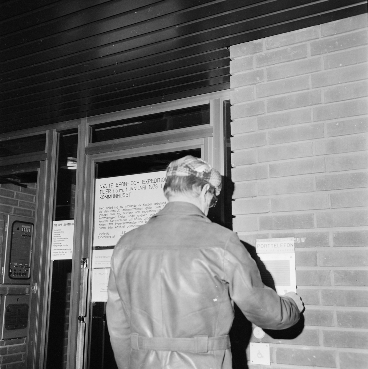 Stängt för allmänheten på kommunhuset, Tierp, Uppland, januari 1978