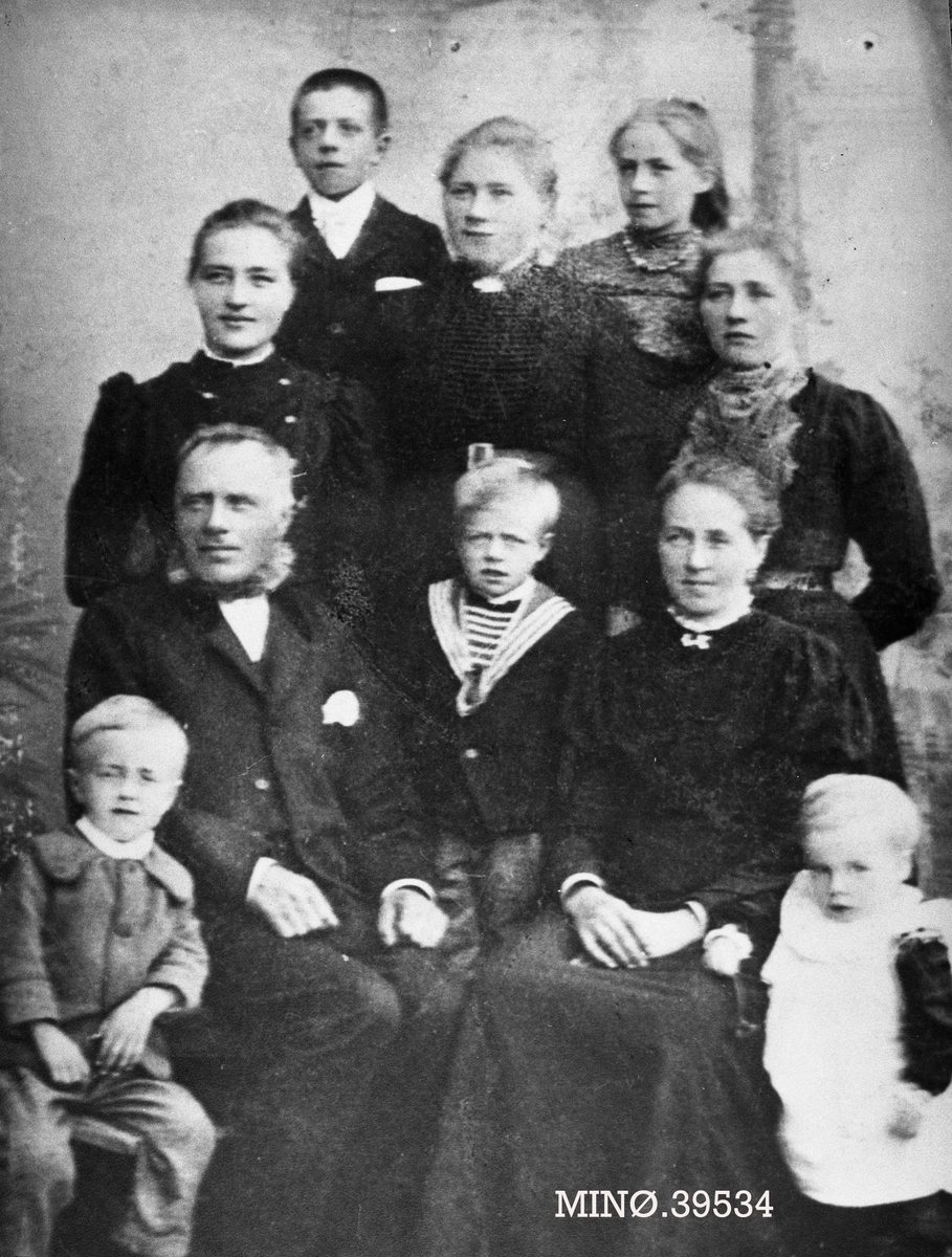 Storfamilie - Inger Anna og Thore Narbuvoll med barna sine