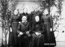 Familie - Jon Engebretsen og Anne Elisabeth Narbuvoll med ba