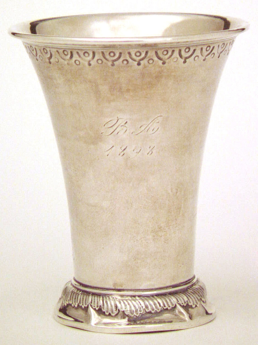 Prispokal av silver. Graverad text: BA 1898. Stämplad i botten: CG Hallberg, kattfot och V6 =1898.
