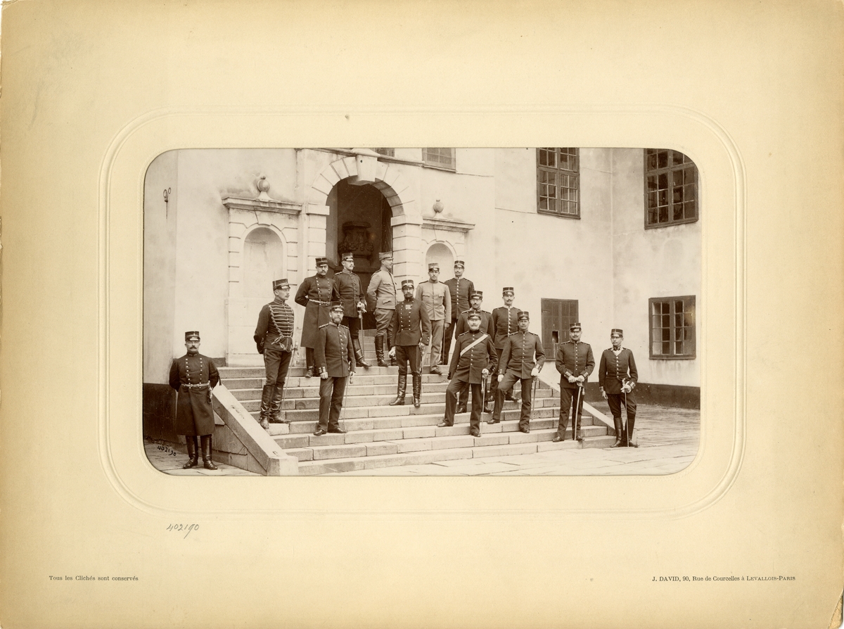 Officerare på trappan, Karlberg år 1900.
