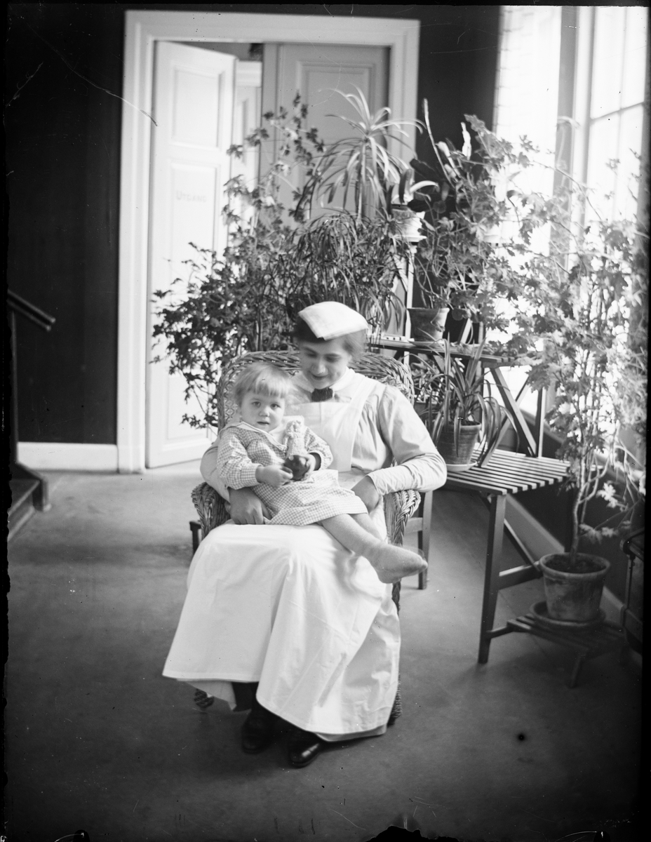 Sjukvårdspersonal med barn i knät på Östhammars lasarett.