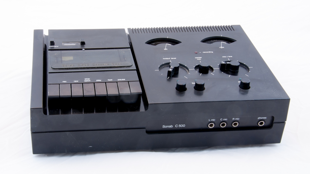 Kassettdäck med Dolby NR, ingångar för mikrofon L/C/R, utgång för hörlurar. Anslutning till förstärkare med DIN/RCA. 
Sonab typ C 500
Märkt "Bhiab Electronics, Norrtälje, tel 0176-18425"