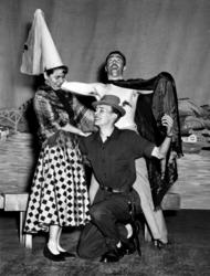 Operaparodi? Kristiansundsmodell bak. Diverse revyfotos fra 