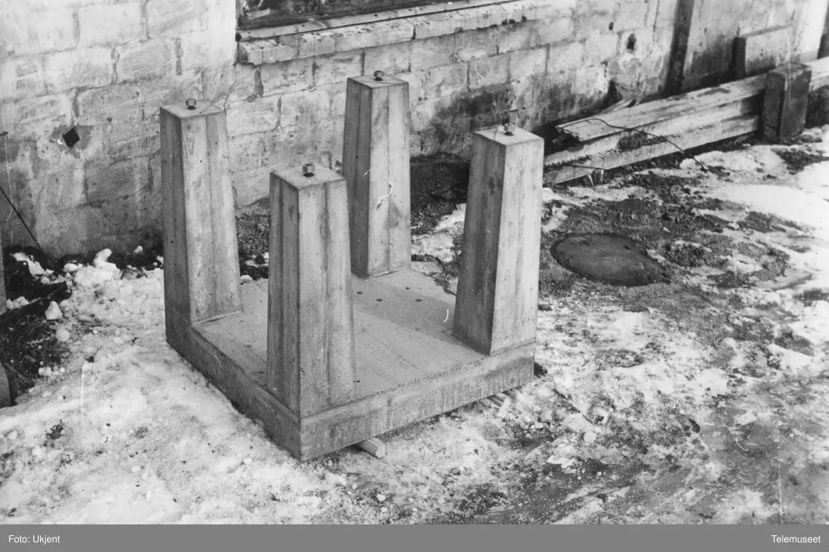 sokkel-fundament-for-telefonkiosk-nyere-type-norsk-teknisk-museum