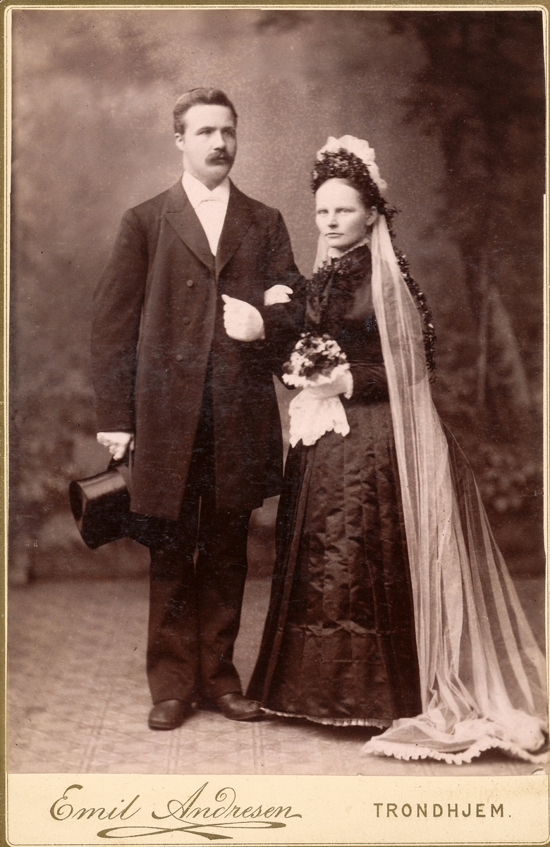Portrett. Brudebilde. Brudeparet Michalsen og frue, Trondheim. Bruden har sort silkekjole og langt hvitt slør.