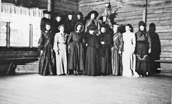 Draktparade. 1. rekke: Marie Moen, Gudrun Moen, Åse Tangen, 