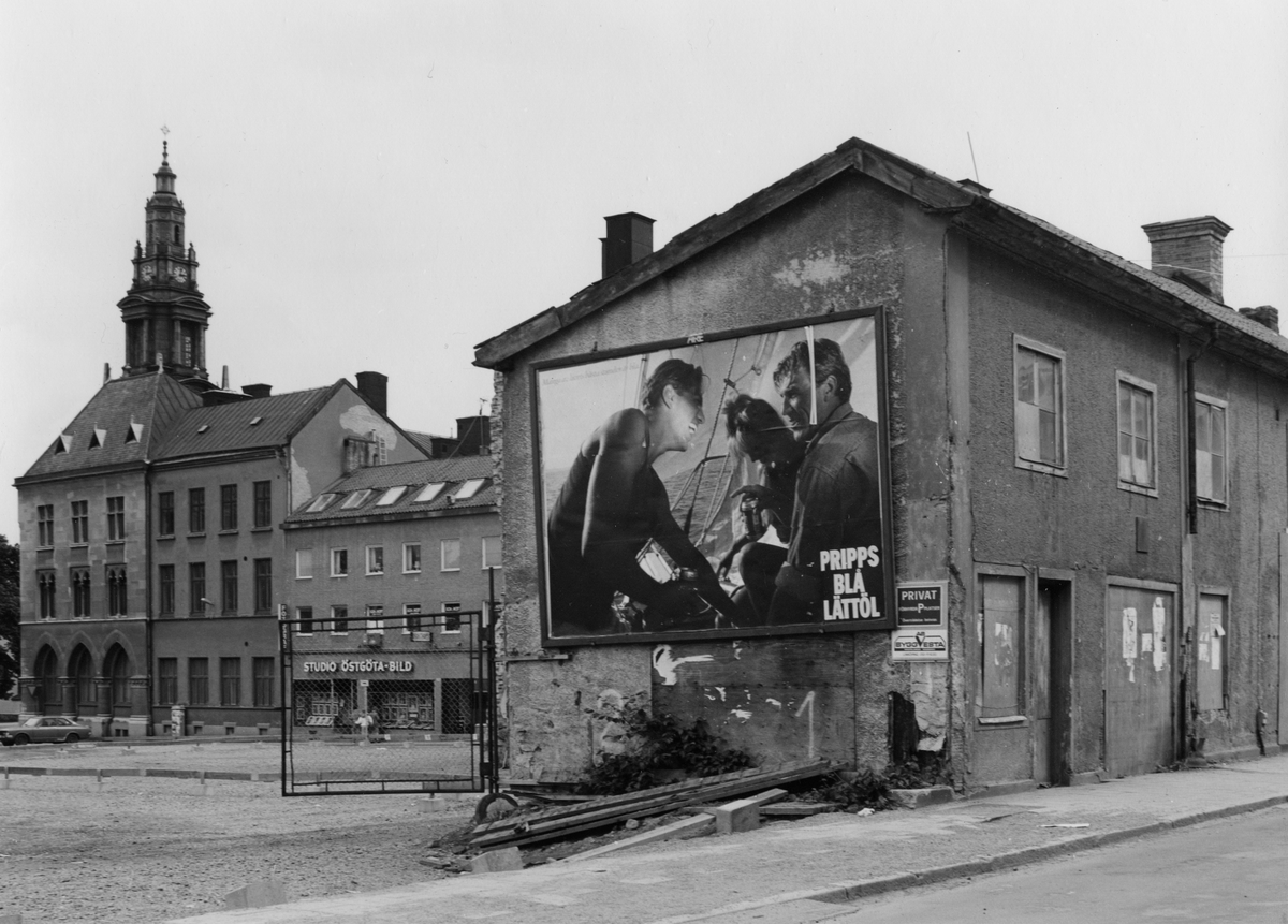 Parti av Klostergatan i Linköping 1988. Närmast ses Klostergatan 23. Till vänster ses en vid tiden obebyggd del av kvarteret Brevduvan.