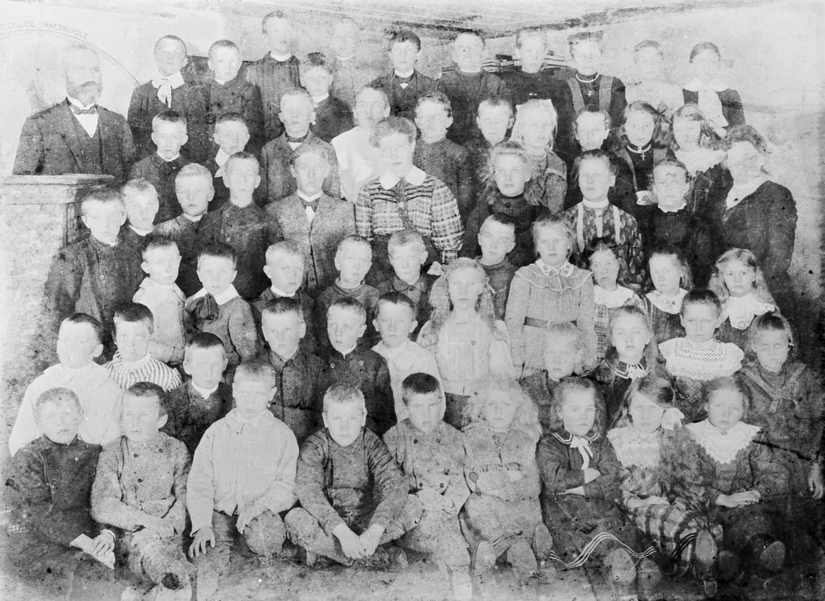Skoleklasser fra Kirkekretsen skole. Gunnar Rogstad f. 1914 er med?