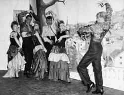 spansk dans. Serie med revyfoto fra Kristiansund. Datering e