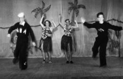 Sjømenn fra båtene Nøa og Slukk1 danser med hula-hula-jenter