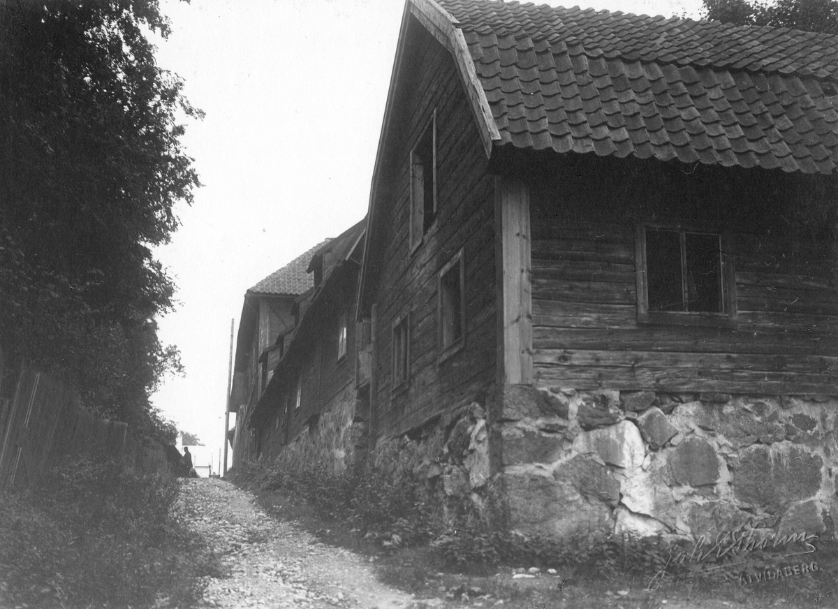 Fasader urtmed gångstråk i Skänninge 1913. Platsen har inte lokaliserats.