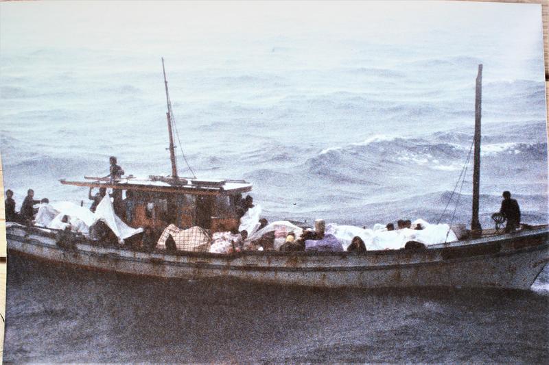 Hung og familien idet de blir reddet av det norske redningsskipet Lysekil.