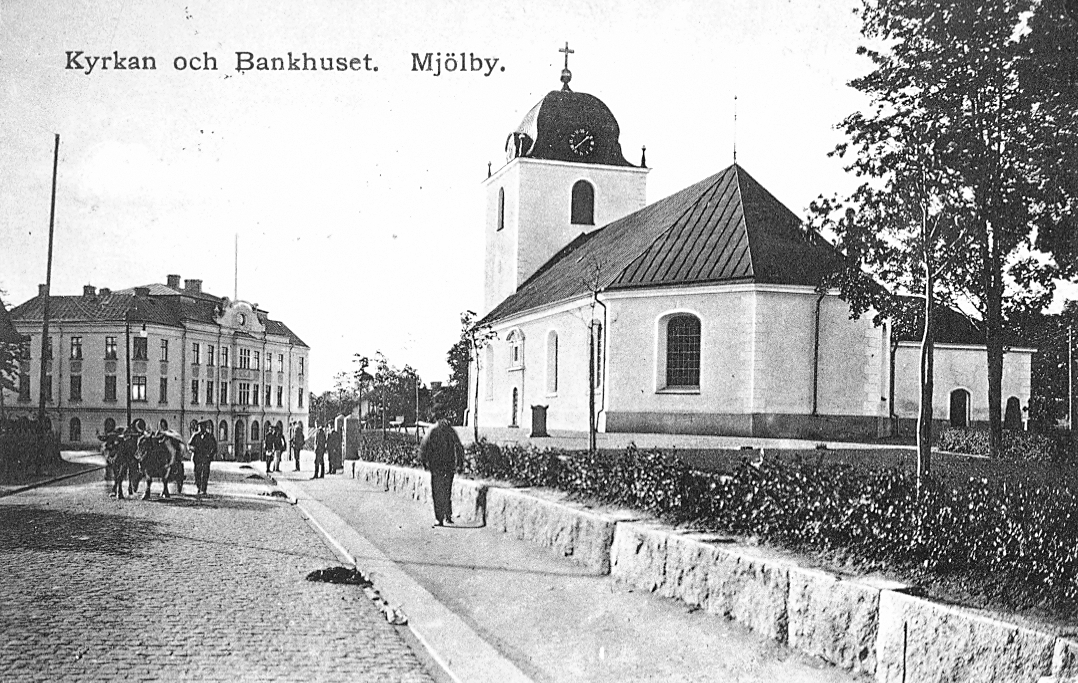Vykort med motiv av kyrkan och bankhuset i Mjölby.