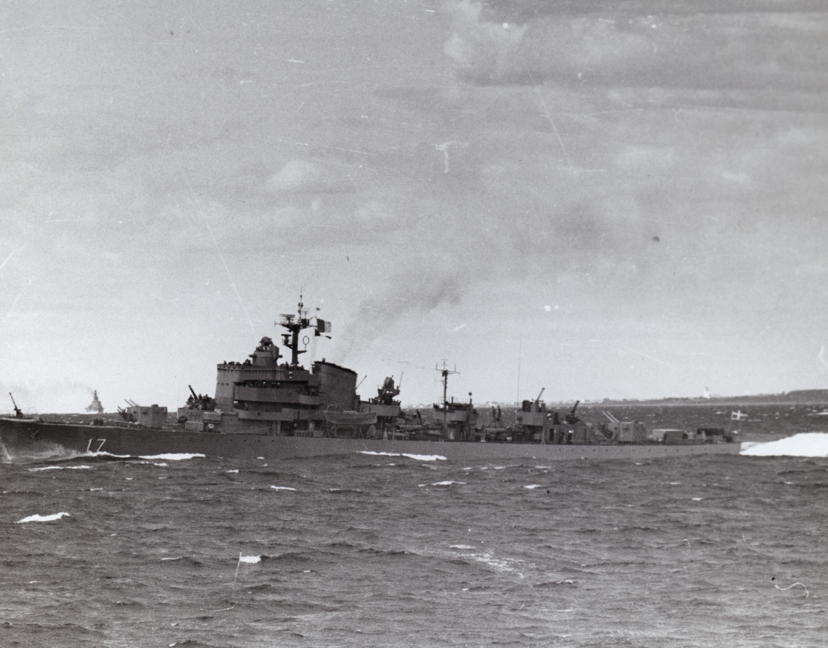Jagare nr 17, eller HMS Uppland framförs i Skälderviken. I horisonten skymtar land. Bilden är tagen i samband med "Operation kullen" 1955