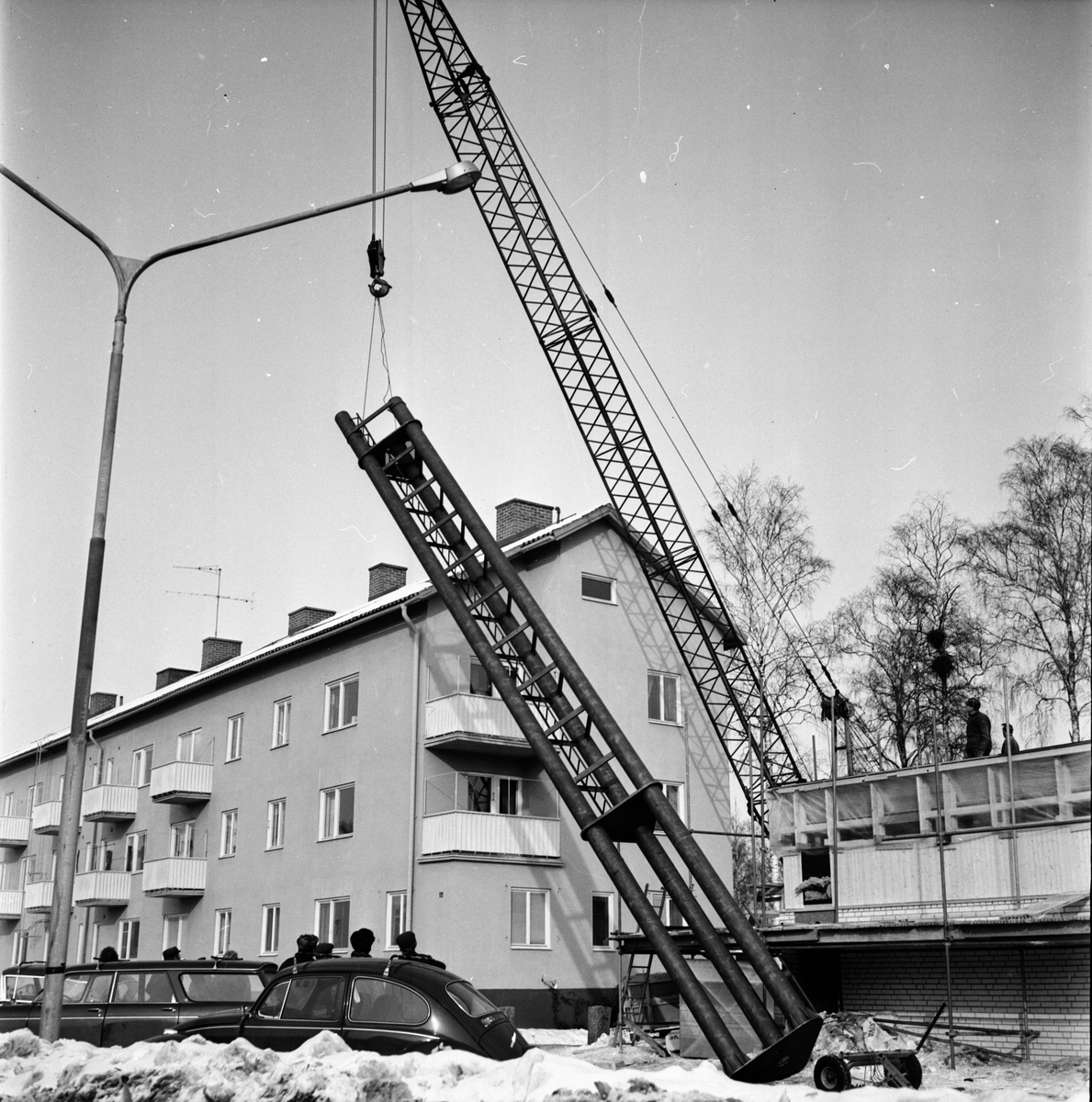 Hallbygge i Arbrå,
Skorstenen på nya Hälsinge Livs reses,
Mars 1972