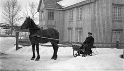 Nils Gunnerød foran hovedbygningen på Krabysanden.