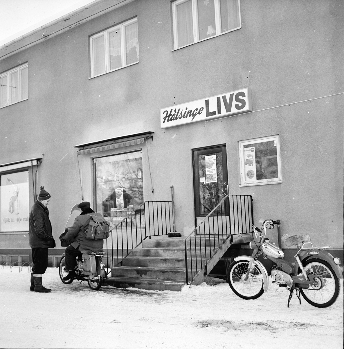 Vallsta, Hälsinge Livs. Febr 1972
Uppropet "Vi slutar handla".
En Puch Florida står parkerad utanför butiken.