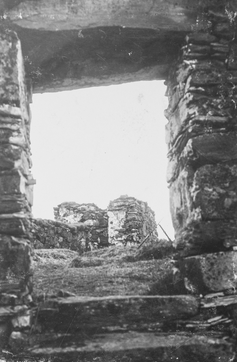 Portal i forsvarsmuren ved Trondeneskirka, med det søndre tårnet i bakgrunnen.