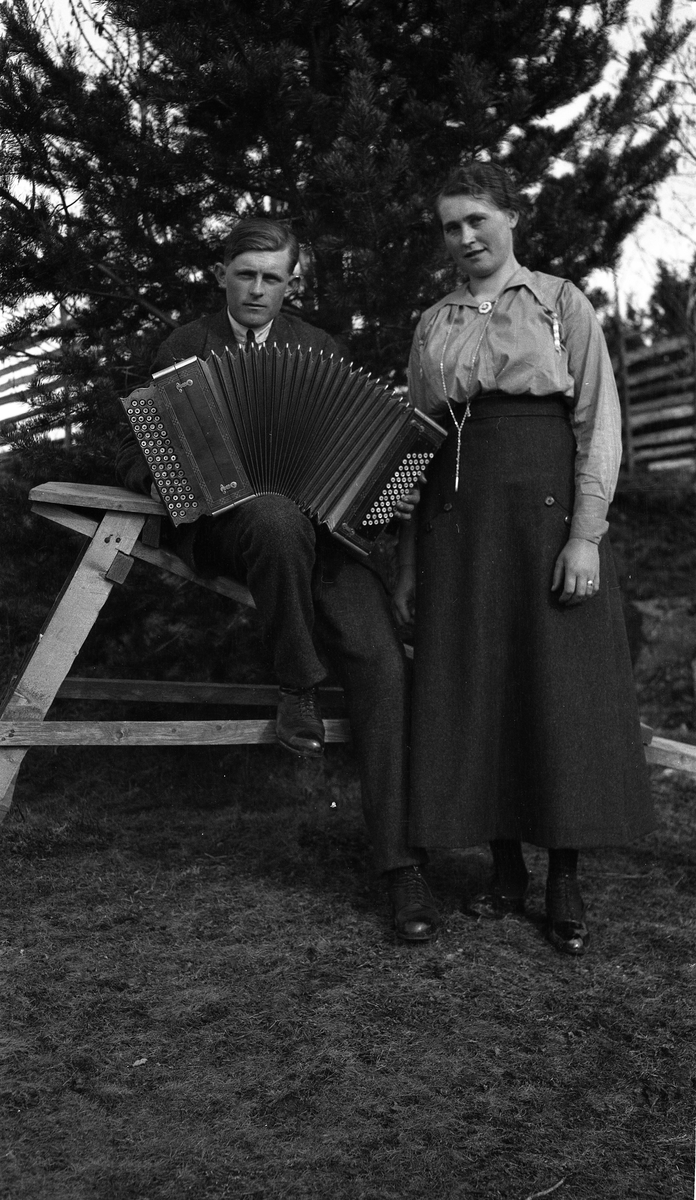 Søskenparet Karine Røisli (f.Pedersen), og Trond Pedersen, ca. 1920.
