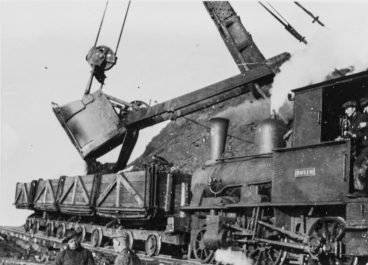 Damplokomotiv nr. 6 Roxen på Svalbard med kullvogner.