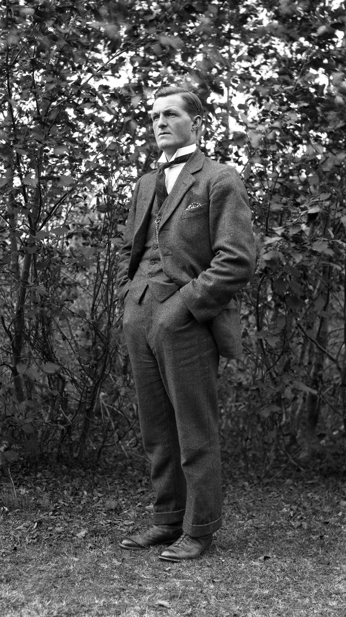 En serie på sju bilder av to kvinner og to menn, antatt søsken, i forskjellige grupperinger og positurer.
Følgende refererer til bilde nr. 1: Fra venstre Bernt Hagen, Anthon Hagen, Signe Hagen, Olga Hagen (?).