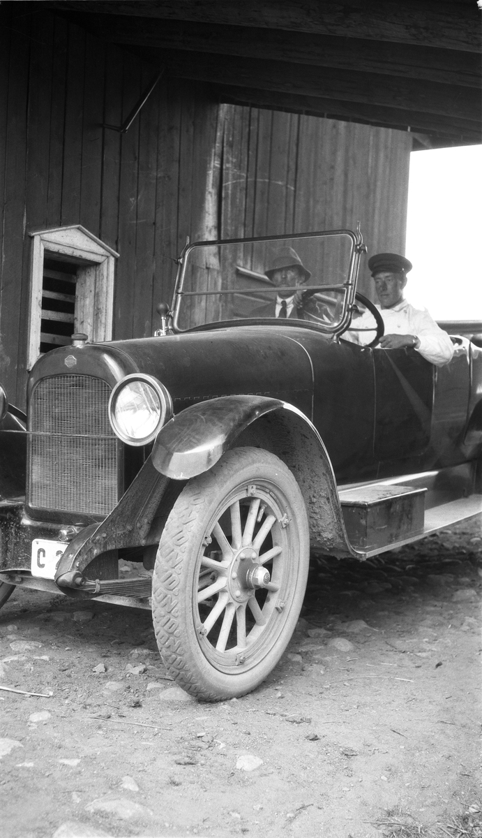NASH automobil av ukjent årgang, med hhv. en og to personer. Mannen til høyre på bilde nummer 1 er Sigurd Røisli, til venstre muligens Martin Olsen.